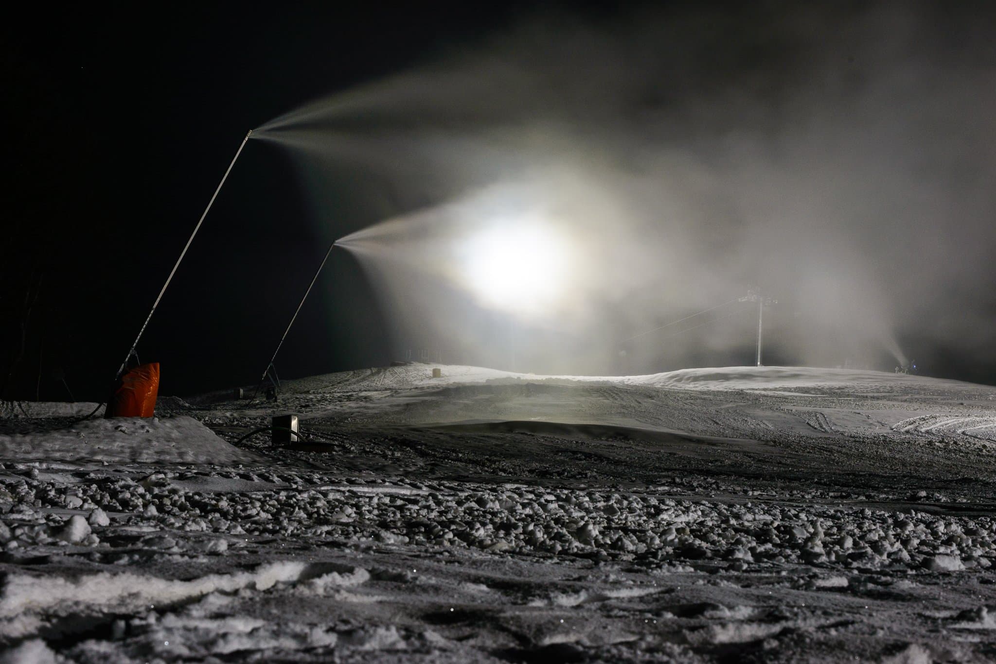 Schneekanone im Flutlicht am Schorrberg