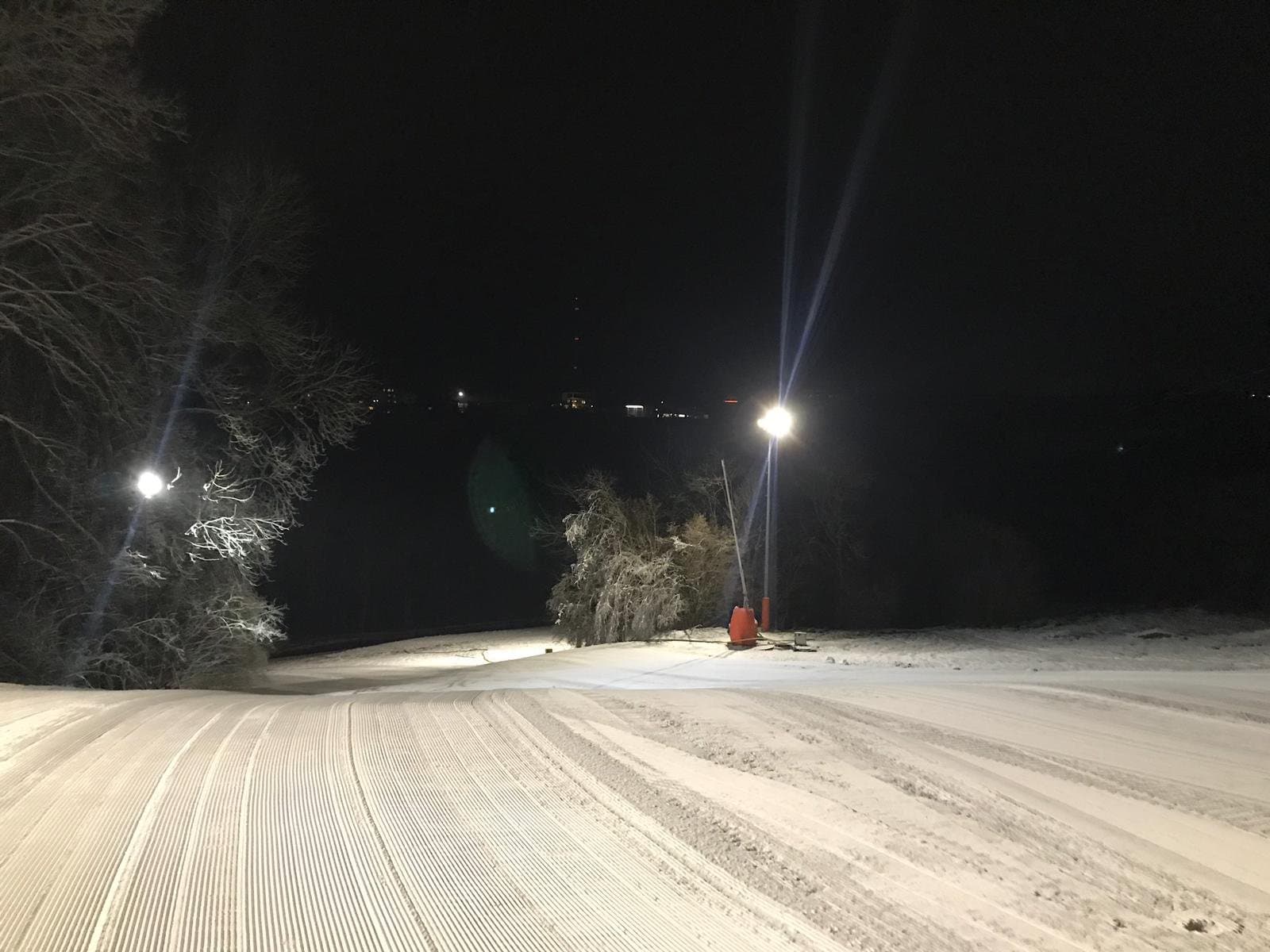 Präparierte Piste im Flutlicht am Schorrberg