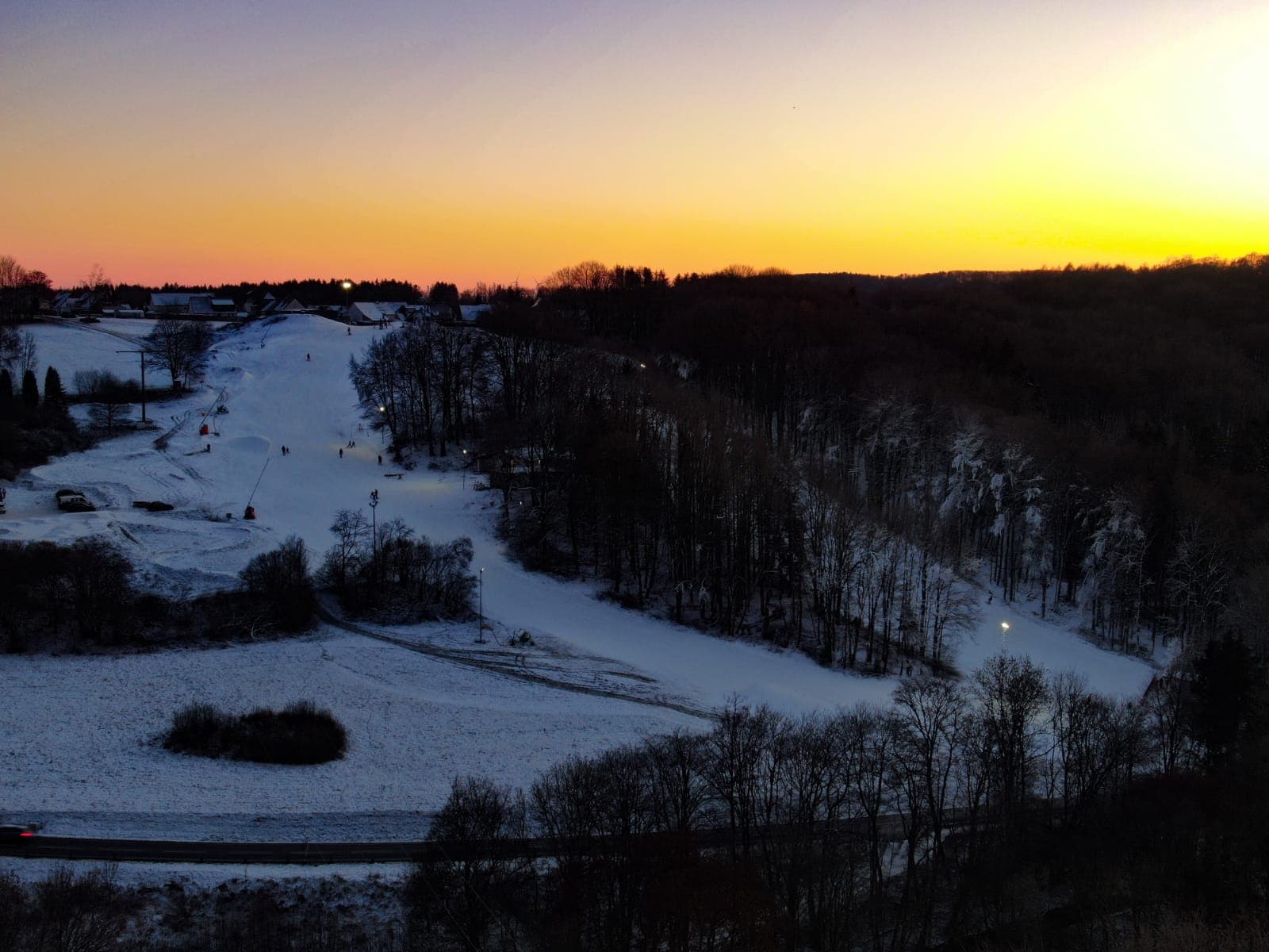 Piste am Schorrberg bei Sonnenuntergang