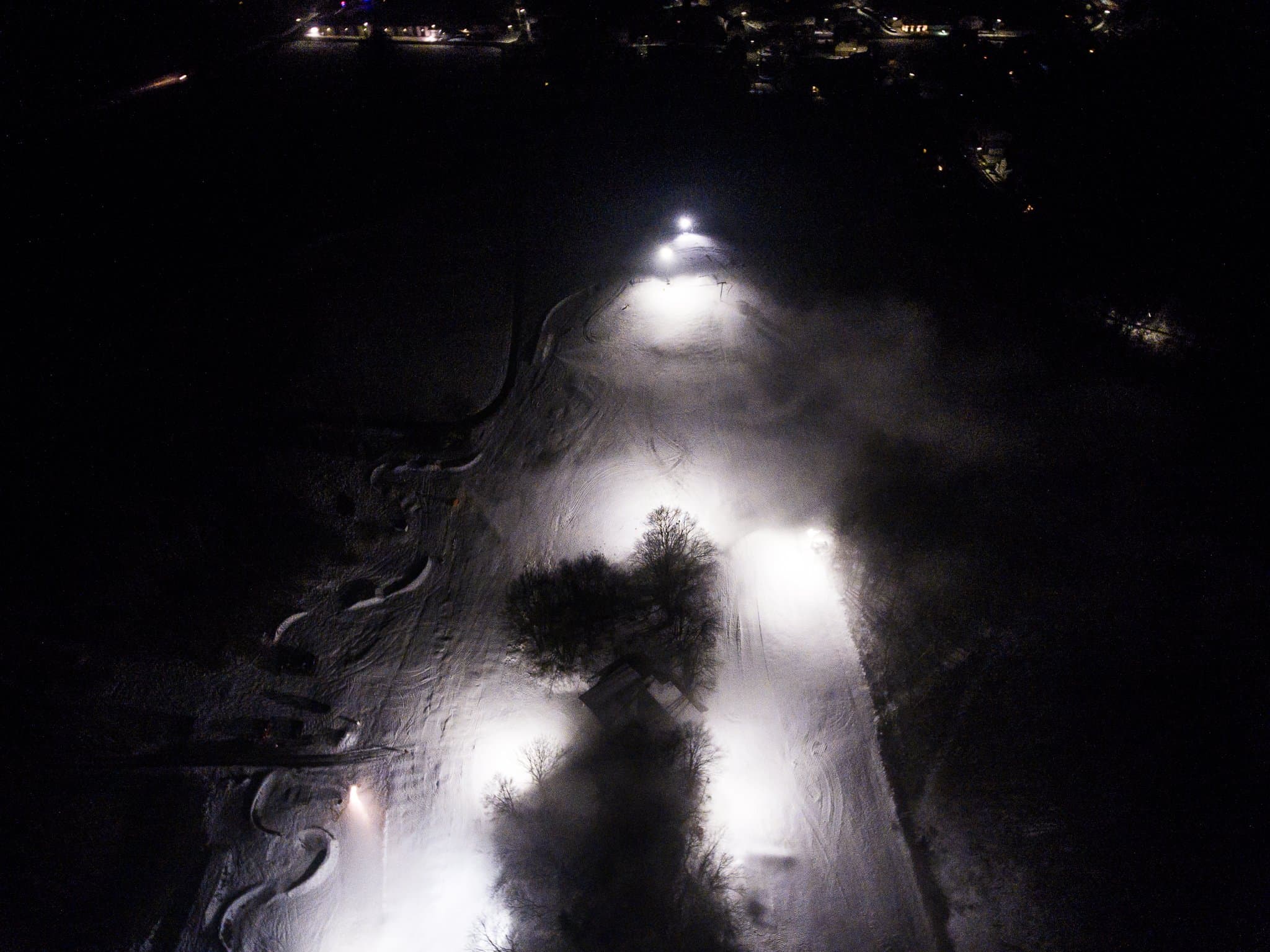 Luftaufnahme der beleuchteten Piste am Schorrberg